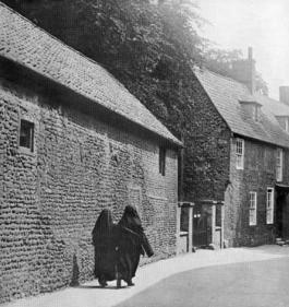 Sisters walking down Holt Road 1937. The gateway is where the Brandie Gate is now.
